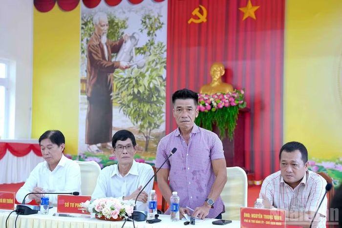 Ông Nguyễn Minh Trung Đức, Giám đốc Công ty Toàn Cầu (đứng) tại buổi tiếp xúc với người dân và các hợp tác xã trên địa bàn xã Trí Phải, đã cam kết trả dứt nợ mua lúa vào hạn chót là 5/8/2026. (Ảnh: HỮU TÙNG)