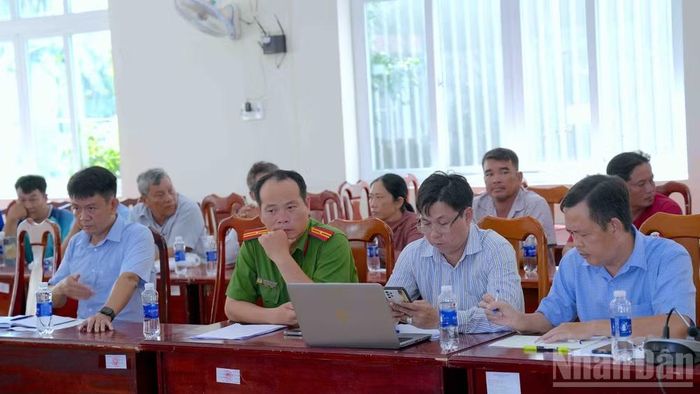 Đông đảo người dân, hợp tác xã và đại diện các đơn vị chức năng Cà Mau tham dự buổi họp ngày 23/7/2026 tại xã Trí Phải (tỉnh Cà Mau) liên quan đến công nợ của Công ty Toàn Cầu. (Ảnh: HỮU TÙNG)