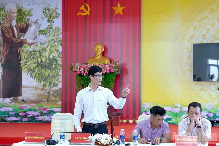 Tiến sĩ Phạm Quốc Sử, Phó Giám đốc Sở Tư pháp tỉnh Cà Mau phát biểu tại cuộc họp tiếp xúc với người dân và các hợp tác xã trên địa bàn xã Trí Phải vào ngày 23/7/2026. (Ảnh: HỮU TÙNG)