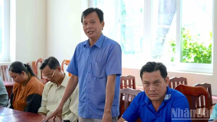 Ông Lương Hồng Thắm, Phó Giám đốc Hợp tác xã Quyết Thắng (người đứng) trình bày bức xúc tại cuộc họp ngày 23/7/2026. (Ảnh: HỮU TÙNG)