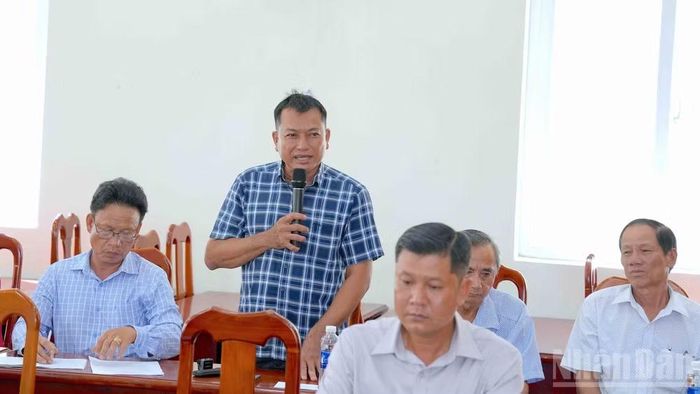 Ông Huỳnh Minh Triều, Giám đốc Hợp tác xã Đoàn Phát (người đứng) nhấn mạnh việc chậm thanh toán kéo dài từ Công ty Toàn Cầu khiến người dân mất niềm tin vào mô hình liên kết, tiêu thụ thông qua hợp tác xã. (Ảnh: HỮU TÙNG)