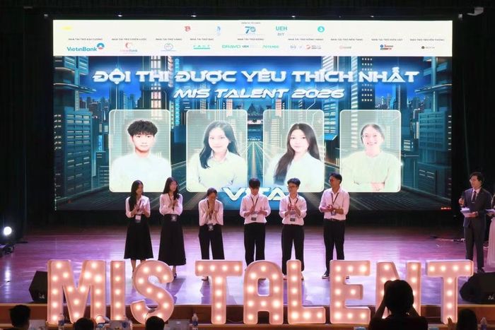 Trao giải đội thi được yêu thích nhất. (Ảnh: Ban tổ chức)