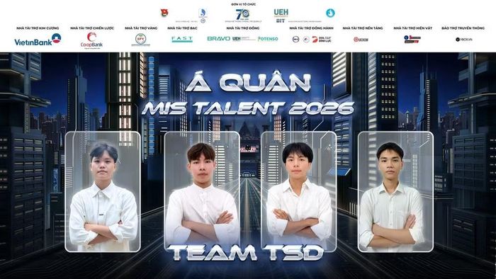 Trao giải á quân cho đội Team TSD. (Ảnh: Ban tổ chức)