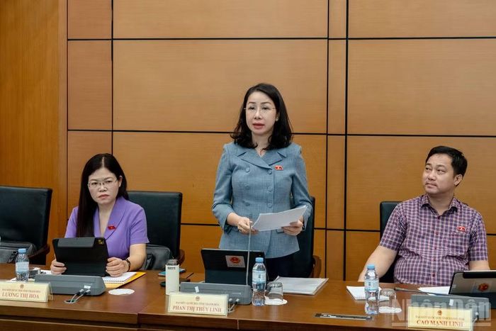 Đại biểu Phan Thị Thùy Linh (Đoàn Thanh Hóa) phát biểu tại tổ. (Ảnh: THỦY NGUYÊN)