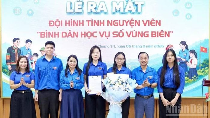 Ban Thường vụ Tỉnh Đoàn Quảng Trị tổ chức lễ ra mắt đội hình tình nguyện viên “Bình dân học vụ số vùng biên” (Ảnh: HƯƠNG GIANG)