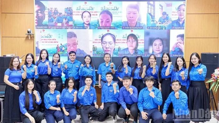 Đội hình tình nguyện viên “Bình dân học vụ số vùng biên” của Tỉnh Đoàn Quảng Trị ra mắt. (Ảnh: HƯƠNG GIANG)