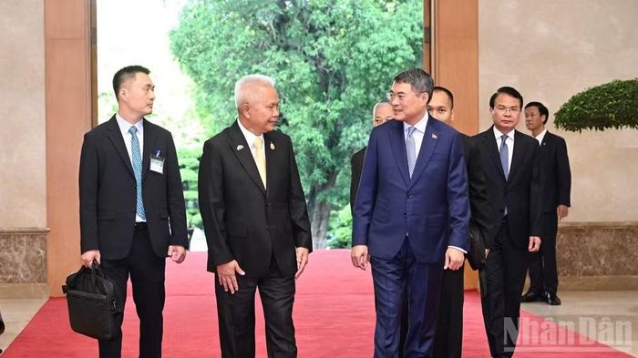 Thủ tướng Chính phủ Lê Minh Hưng nồng nhiệt chào đón Chủ tịch Quốc hội kiêm Chủ tịch Hạ viện Vương quốc Thái Lan Sophon Zaram tại sảnh Trụ sở Chính phủ. (Ảnh: Trần Hải)