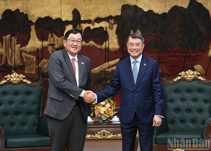 Thủ tướng Lê Minh Hưng và Đại sứ Malaysia Tan Yang Thai.
