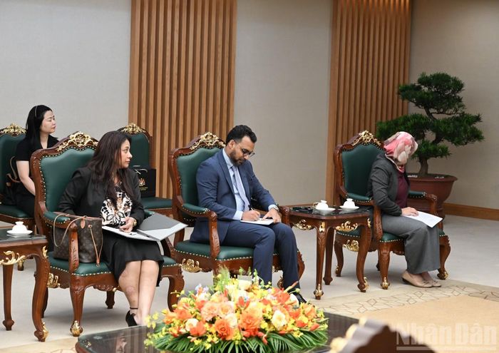 Các thành viên đi cùng Đại sứ Malaysia Tan Yang Thai dự cuộc tiếp.