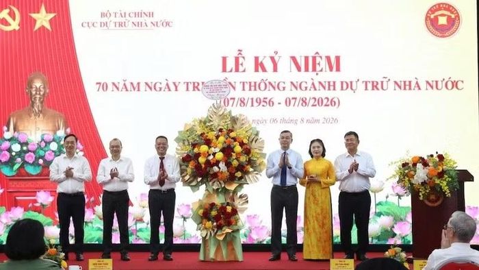 Bộ trưởng Tài chính Ngô Văn Tuấn tặng lẵng hoa chúc mừng 70 năm ngày truyền thống ngành dự trữ nhà nước. (Ảnh: ĐỨC MINH)