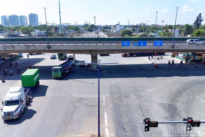  Đối với tuyến đường gom số 2, kéo dài từ khu vực phà Cát Lái, đi dưới dạ cầu Kỳ Hà 3, tiếp tục qua các cầu Mỹ Thủy 1, Mỹ Thủy 2, Mỹ Thủy 3 đến khu vực cầu Kỳ Hà 2, nhà thầu đã hoàn thiện các hạng mục cơ bản và đang chờ thảm nhựa mặt đường. 