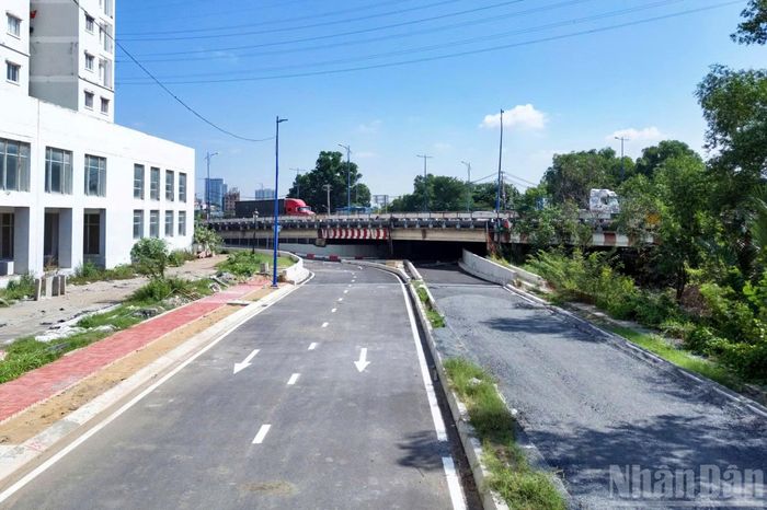 Hiện hệ thống đường gom tuyến số 3 đã được thảm nhựa. Trong khi đó, đường gom khác cũng đang được đẩy nhanh tiến độ thi công.