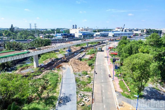 Cầu vượt trên đường Vành đai 2 (nhánh phải) đã hoàn thành một phần kết cấu nhịp, các đơn vị đang thi công bản mặt cầu. Trong khi đó, tuyến đường gom số 4 cũng căn bản và chờ thảm nhựa.
