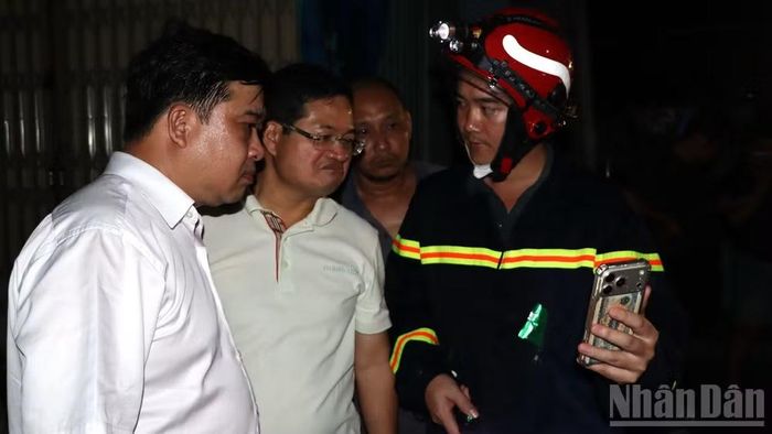 Phó Chủ tịch Ủy ban nhân dân thành phố Đồng Nai Hồ Văn Hà và Phó Giám đốc Công an thành phố Trần Anh Sơn chỉ đạo công tác chữa cháy tại hiện trường tối 5/8.