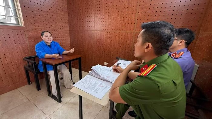 Đối tượng Văn Thị Thúy tại cơ quan Công an. (Ảnh: Sỹ Đức)