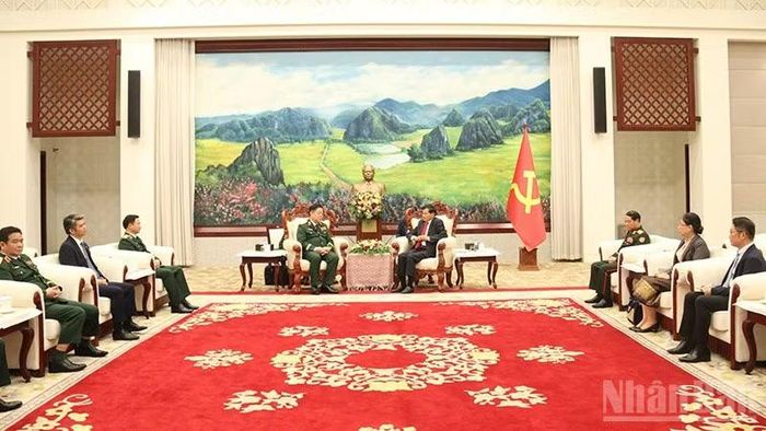 Đại tướng Nguyễn Trọng Nghĩa cùng đoàn đại biểu chào xã giao Tổng Bí thư, Chủ tịch nước Lào Thongloun Sisoulith. (Ảnh: DUY TOÀN)
