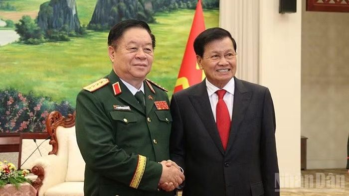 Đại tướng Nguyễn Trọng Nghĩa (bìa trái) chào xã giao Tổng Bí thư, Chủ tịch nước Lào Thongloun Sisoulith. (Ảnh: DUY TOÀN)