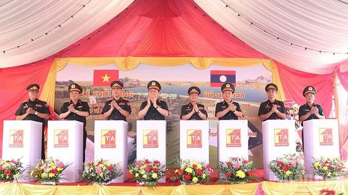 Đại tướng Nguyễn Trọng Nghĩa cùng các đại biểu bấm nút khởi công xây dựng Doanh trại Tiểu đoàn 988, Cục Bảo vệ nội bộ, Tổng cục Chính trị Quân đội nhân dân Lào. (Ảnh: DUY TOÀN)