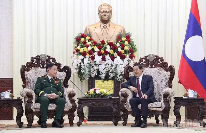 Đại tướng Nguyễn Trọng Nghĩa (bìa trái) chào xã giao Thủ tướng Chính phủ Lào Sonexay Siphandone. (Ảnh: DUY TOÀN)