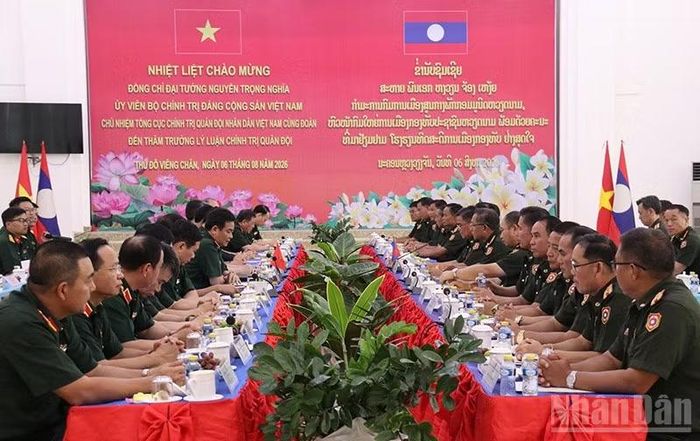 Đại tướng Nguyễn Trọng Nghĩa cùng đoàn đại biểu chính trị cấp cao Quân đội nhân dân Việt Nam đến thăm, nói chuyện với cán bộ, chiến sĩ của Trường Lý luận Chính trị Quân đội nhân dân Lào. (Ảnh: DUY TOÀN)
