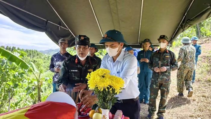 Các lực lượng chức năng cúng hương, hoa trước khi khai quật. (Ảnh: Phan Tuân)