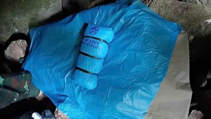Hài cốt được bao bọc, bảo quản cẩn thận. (Ảnh: Phan Tuân)