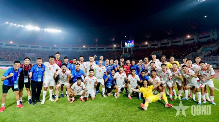 Các thành viên đội tuyển Việt Nam mừng chiến thắng trước Indonesia. Ảnh: VFF