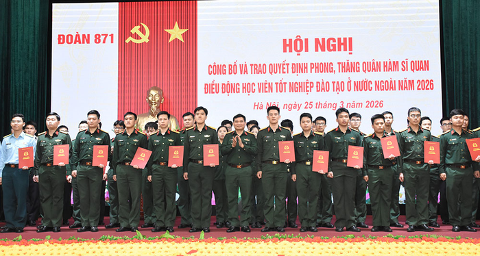 Chỉ huy Đoàn 871 trao quyết định phong, thăng quân hàm sĩ quan và điều động học viên tốt nghiệp đào tạo ở nước ngoài. Ảnh: VĂN VƯƠNG 