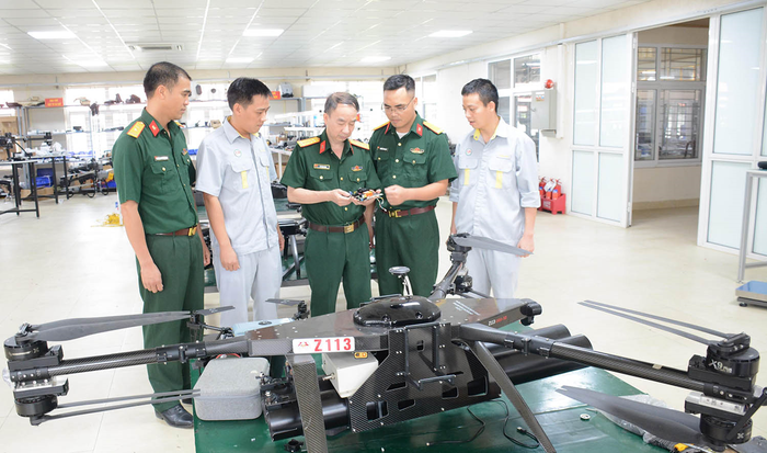 Nghiên cứu, sản xuất phương tiện bay không người lái (UAV) tại Nhà máy Z113 (Tổng cục Công nghiệp Quốc phòng). Ảnh: BẢO LINH 