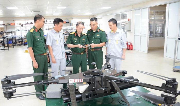 Nghiên cứu, sản xuất phương tiện bay không người lái (UAV) tại Nhà máy Z113 (Tổng cục Công nghiệp Quốc phòng). Ảnh: BẢO LINH
