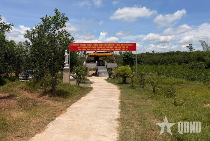  Đền thờ liệt sĩ được xây dựng trên phần đất ông Bùi Hữu Tuấn hiến tặng. Ảnh: VINH THY 