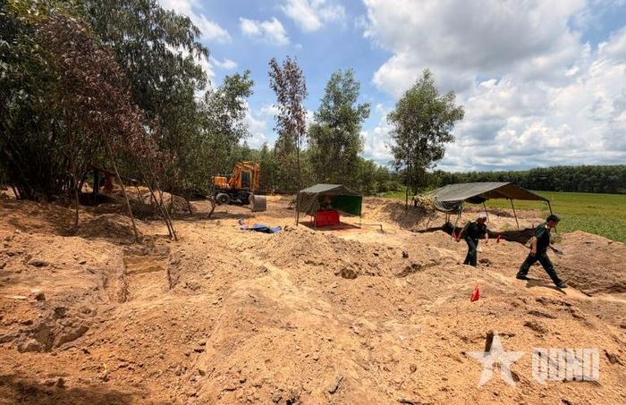 Hiện trường Đội Quy tập 584, Bộ CHQS tỉnh Quảng Trị đang tìm kiếm hài cốt liệt sĩ tại Câu Nhi. Ảnh: VINH THY 