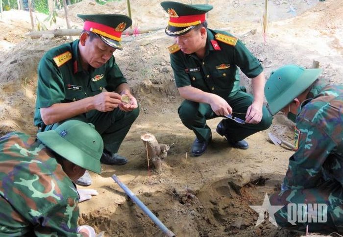  Đại tá Phan Thắng, Chỉ huy trưởng Bộ CHQS tỉnh Quảng Trị với di vật của liệt sĩ. Ảnh: XUÂN DIỆN