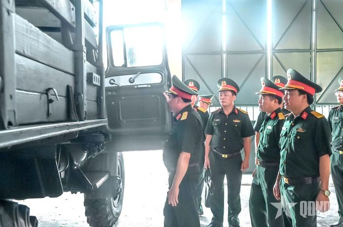 Lãnh đạo Quân khu 2 kiểm tra phương tiện xe-máy sẵn sàng chiến đấu tại Trung đoàn 652. Ảnh: MINH PHƯƠNG