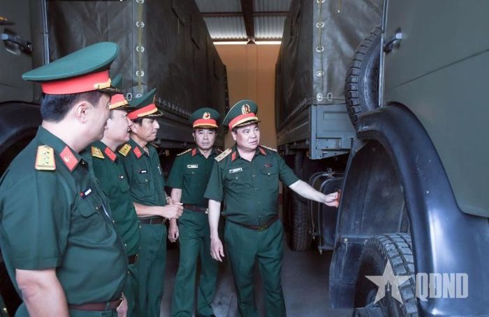 Lãnh đạo Quân khu 2 kiểm tra phương tiện xe-máy sẵn sàng chiến đấu tại Trung đoàn 652. Ảnh: MINH PHƯƠNG