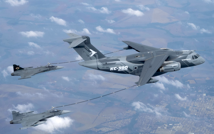 Máy bay KC-390 Millennium vừa có cấu hình vận tải, vừa có thể tiếp nhiên liệu trên không. Ảnh: DefenceWeb