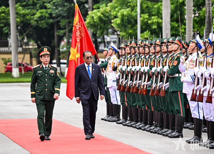  Đại tướng Phan Văn Giang và Ngài Dato' Seri Mohamed Khaled bin Nordin duyệt Đội danh dự Quân đội nhân dân Việt Nam. Ảnh: TRỌNG HẢI 