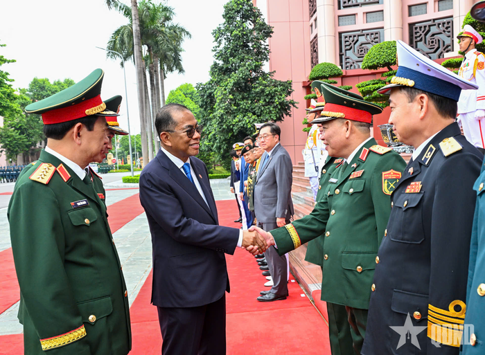  Đại tướng Phan Văn Giang giới thiệu với Ngài Dato' Seri Mohamed Khaled bin Nordin các thành viên đoàn Việt Nam. Ảnh: TRỌNG HẢI 