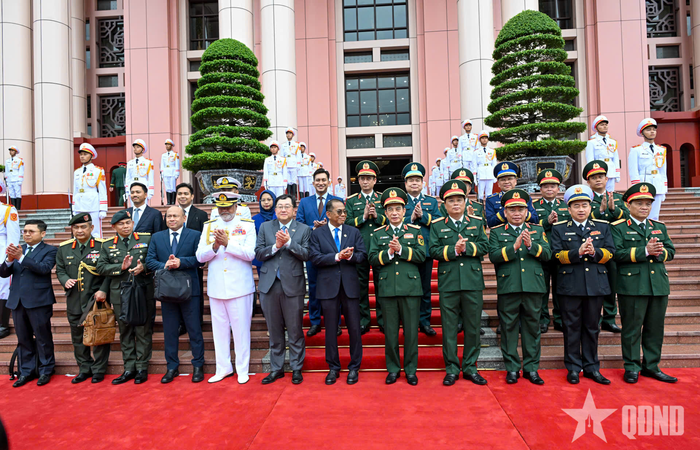 Đại tướng Phan Văn Giang, Ngài Dato' Seri Mohamed Khaled bin Nordin và các thành viên hai đoàn. Ảnh: TRỌNG HẢI