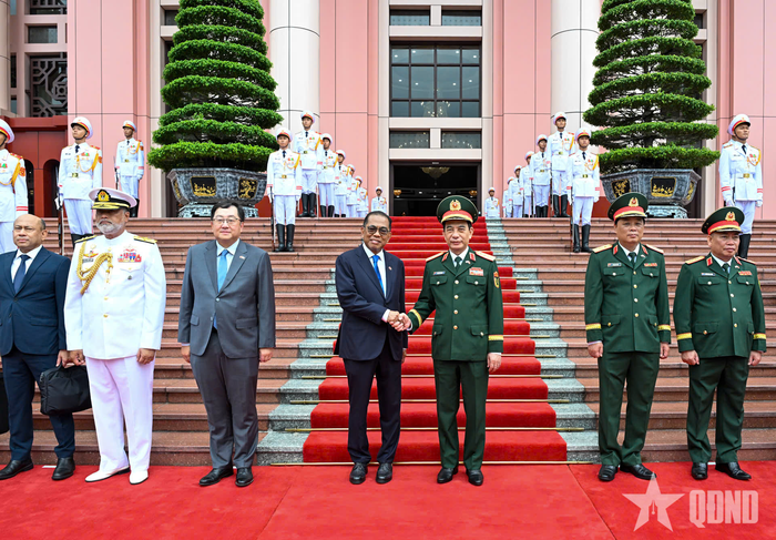 Đại tướng Phan Văn Giang và Ngài Dato' Seri Mohamed Khaled bin Nordin tại lễ đón. Ảnh: TRỌNG HẢI