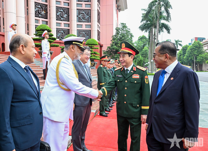 Ngài Dato' Seri Mohamed Khaled bin Nordin giới thiệu với Đại tướng Phan Văn Giang các thành viên đoàn Malaysia. Ảnh: TRỌNG HẢI