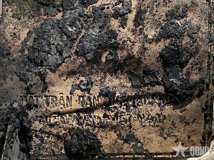 Dòng chữ "MẶT TRẬN DÂN TỘC GIẢI PHÓNG MIỀN NAM VIỆT NAM".