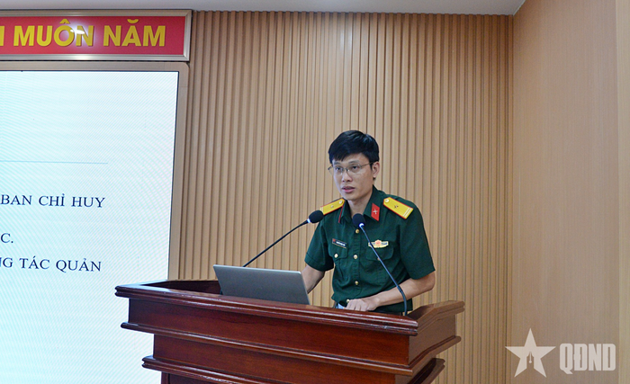 Đại biểu cơ quan chức năng giới thiệu những vấn đề chung về công tác tài chính tại Ban CHQS xã, phường, đặc khu.