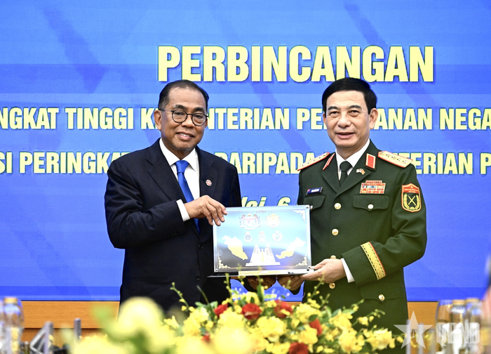  Đại tướng Phan Văn Giang và Bộ trưởng Dato' Seri Mohamed Khaled bin Nordin trao quà lưu niệm. Ảnh: TRỌNG HẢI 