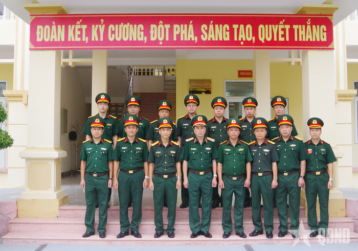 Trung tướng Đỗ Văn Thiện và chỉ huy Kho KT887.