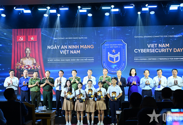 Thủ tướng Lê Minh Hưng và các đại biểu, các em học sinh tại lễ mít tinh. Ảnh: LÊ HIẾU