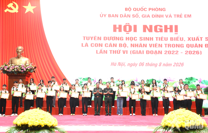  Thiếu tướng Huỳnh Tấn Hùng và Thiếu tướng Trần Công Trường (Phó cục trưởng Cục Quân y) trao khen thưởng tặng các cháu học sinh tiêu biểu, xuất sắc.