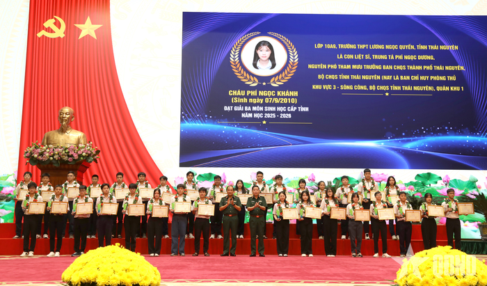  Thượng tướng Nguyễn Văn Gấu và Thượng tướng Phùng Sĩ Tấn trao khen thưởng tặng các cháu học sinh tiêu biểu, xuất sắc.