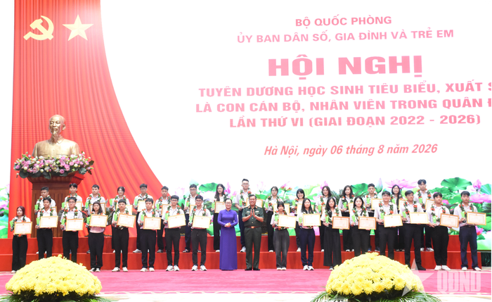Thiếu tướng Huỳnh Tấn Hùng và đồng chí Nguyễn Thị Quyên Thanh trao khen thưởng tặng các cháu học sinh tiêu biểu, xuất sắc.