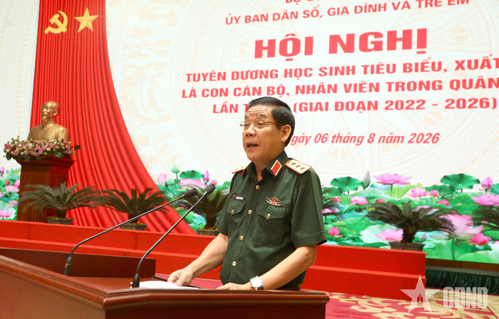  Thượng tướng Nguyễn Văn Gấu phát biểu tại hội nghị.